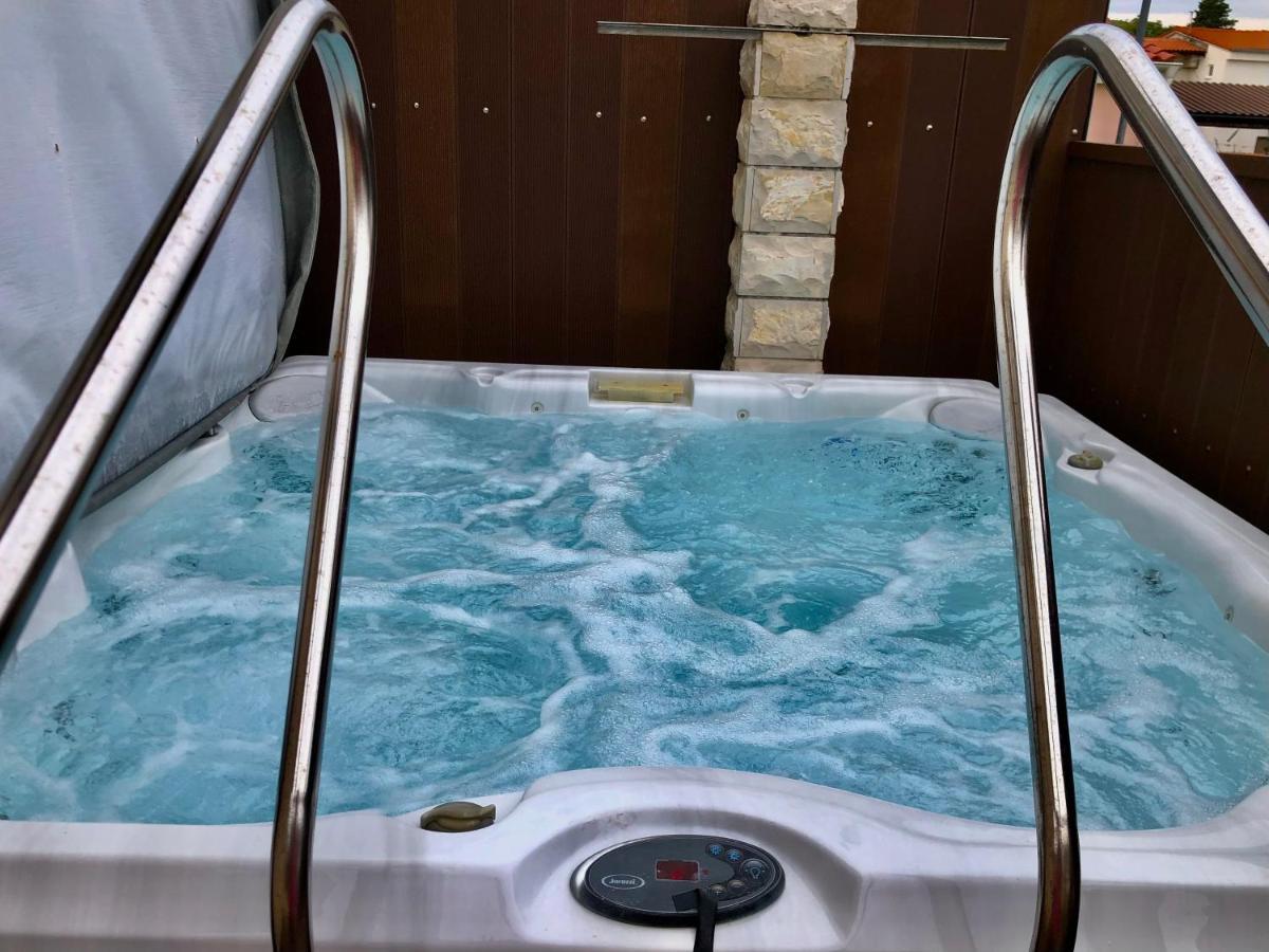Apartments Pine & Oak With Shared Seasonal Hot Tub Привлака Екстер'єр фото