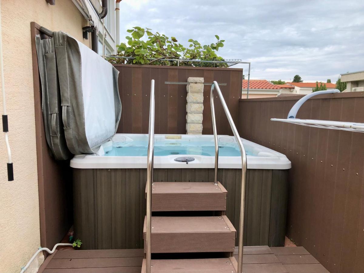 Apartments Pine & Oak With Shared Seasonal Hot Tub Привлака Екстер'єр фото