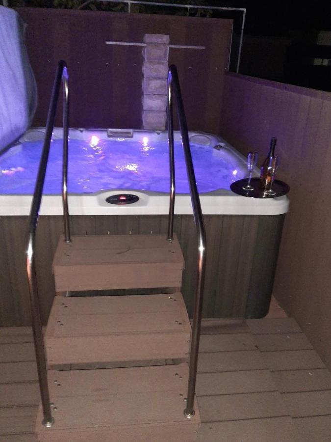 Apartments Pine & Oak With Shared Seasonal Hot Tub Привлака Екстер'єр фото